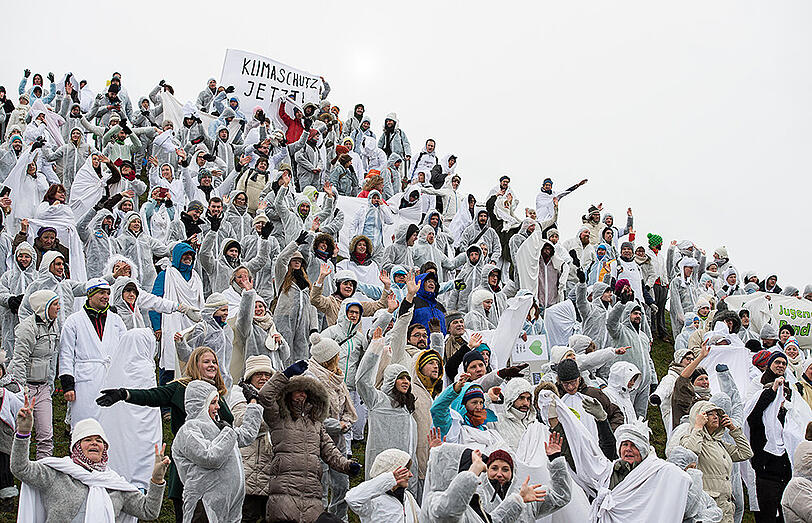 Rund 300 weiße Münchner und Münchnerinnen stürmten Am Sonntag für die Protestaktion den Olympiaberg. Die Bilder.