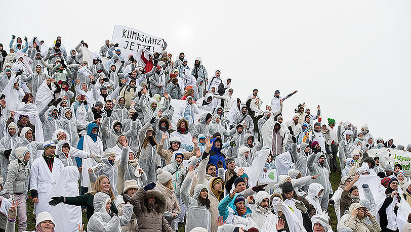 Rund 300 weiße Münchner und Münchnerinnen stürmten Am Sonntag für die Protestaktion den Olympiaberg. Die Bilder. Rund 300 weiße Münchner und Münchnerinnen stürmten Am Sonntag für die Protestaktion den Olympiaberg. Die Bilder.