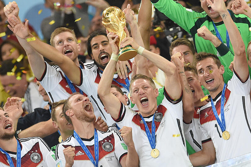 WM 2014: Die Krönung. Der 1:0-Finalsieg in Rio gegen Argentinien bietet Stoff für zig Heldengeschichten. Kurz vor Ende der Verlängerung musste Schweinsteiger nach einem Ellbogencheck gar auf dem Rasen getackkert werden, hielt aber durch.