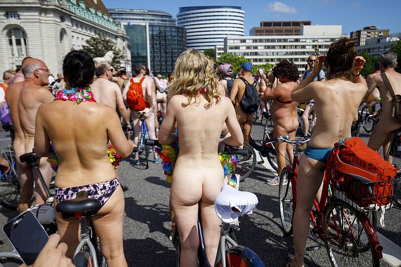 Hüllenlos und bunt bemalt - so war die nackte Radl-Parade durch die Londoner City.