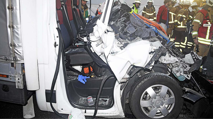 Der Lkw hat einen Totalschaden, der Fahrer wurde schwer verletzt. Die Bilder von der Unfallstelle auf der A99.