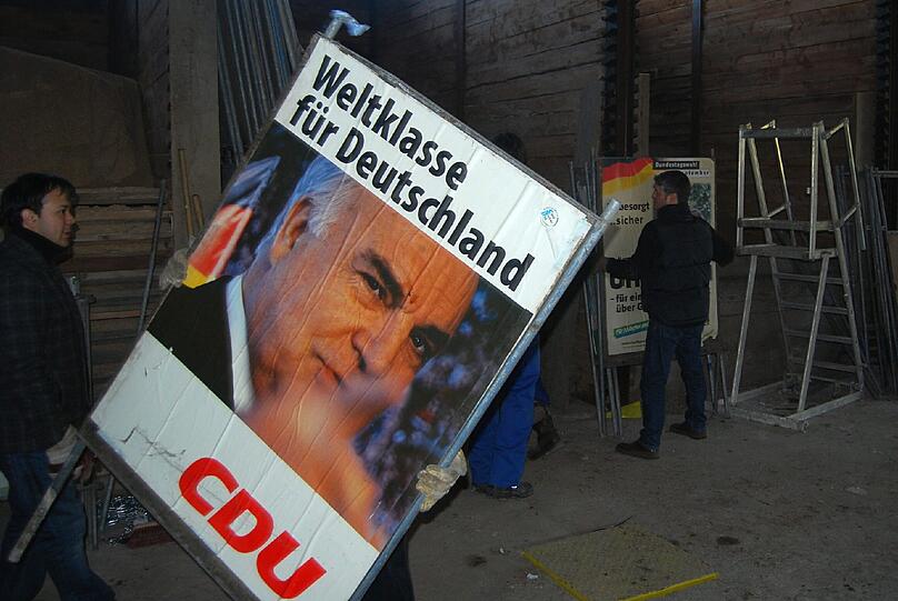 Auch ein Helmut Kohl-Plakat kam beim Aufräumen ans Tageslicht.