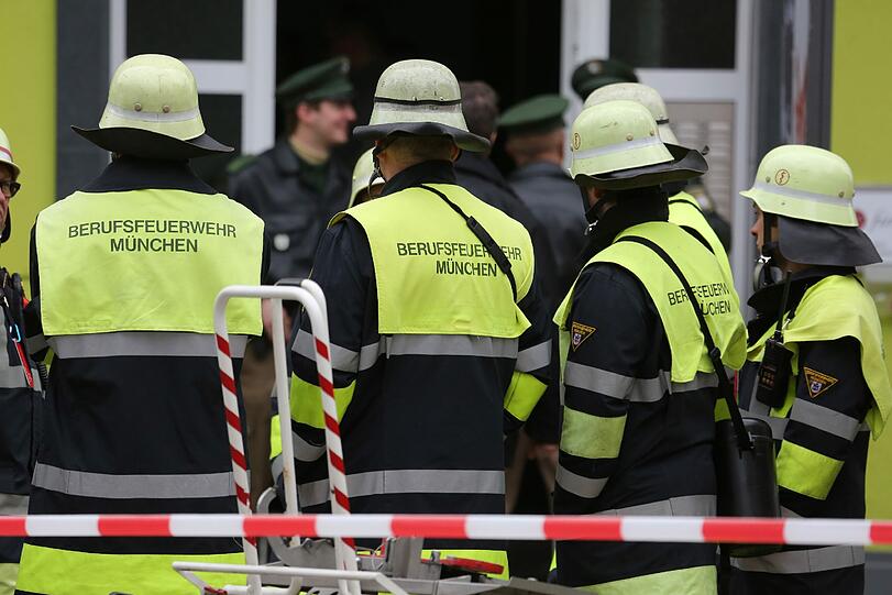 SEK-Einsatz! Polizei findet nach Waffen-Kontrolle Toten in der Holzstraße. Die Bilder vom Einsatz...