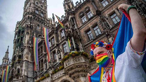 MunichKyivQueer demonstriert im Rahmen des Christopher Street Day (CSD) am Marienplatz. Wegen Corona demonstrieren und feiern Kleingruppen 2020 unter dem Motto "Gegen Hass. Bunt, gemeinsam, stark!"