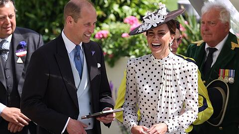 Prinz William und Herzogin Kate haben Spaß auf der Pferderennbahn.