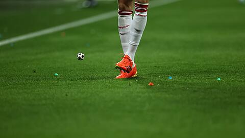 Münchens Leon Goretzka spielt mit einem Flummi in Ballform.