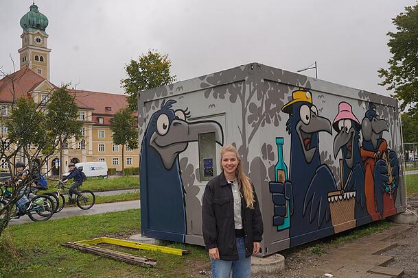 Gerade beginnt der Umbau am künftigen „Backsteinchen“ in Sendling. Hier steht Alexa Steinke vor dem neuen Toilettenanbau. Den hat Lion Fleischmann schon grafisch gestaltet. Gerade beginnt der Umbau am künftigen „Backsteinchen“ in Sendling. Hier steht Alexa Steinke vor dem neuen Toilettenanbau. Den hat Lion Fleischmann schon grafisch gestaltet.