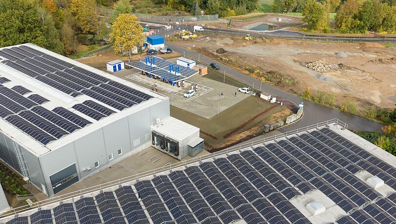 Ein Solarpark in Sachsen, der dem Laden von Elektroautos dient. (Archivbild)