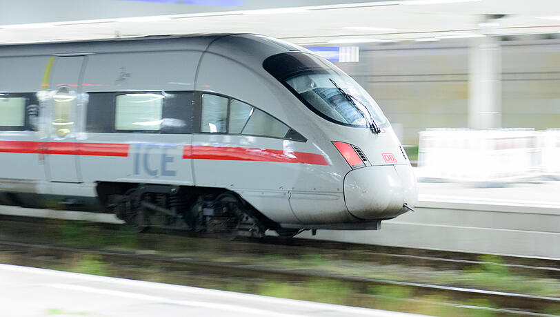 Die Bundespolizei erreichte Informationen über eine Gruppe von zunächst 15 bis 20 randalierenden Fußballfans im ICE 681 auf dem Weg nach München. (Symbolbild) Die Bundespolizei erreichte Informationen über eine Gruppe von zunächst 15 bis 20 randalierenden Fußballfans im ICE 681 auf dem Weg nach München. (Symbolbild)