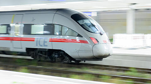 Die Bundespolizei erreichte Informationen &uuml;ber eine Gruppe von zun&auml;chst 15 bis 20 randalierenden Fu&szlig;ballfans im ICE 681 auf dem Weg nach M&uuml;nchen. (Symbolbild)