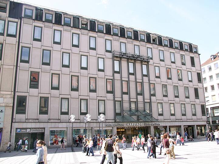 1969 wurde der Komplex abgerissen, es entstand unter anderem der "Karstadt am Dom" – hier ein Bild von 2009. 1969 wurde der Komplex abgerissen, es entstand unter anderem der "Karstadt am Dom" – hier ein Bild von 2009.