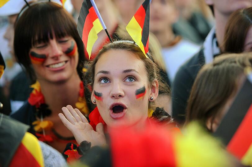 Für ihre Mannschaft geben Fußball-Fans alles - sehen Sie hier die besten Bilder von den Fan-Meilen und aus den Stadien bei der EURO 2012 in Polen und der Ukraine.