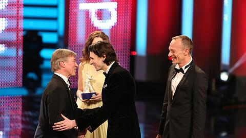 Leopold von Bayern übergibt Sabin Tambrea seinen Filmpreis für "Ludwig II."