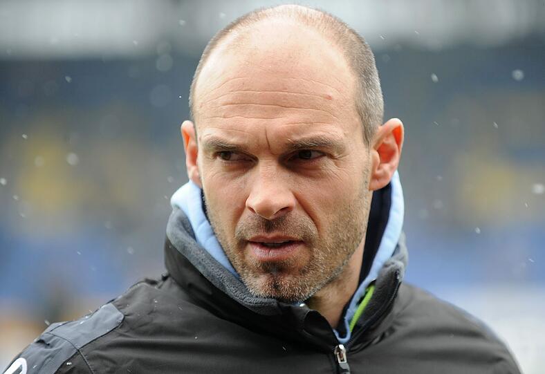 Der Blick von Trainer Alex Schmit geht nach vorne. Richtung Platz drei...