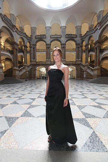 Heute im Abendkleid und in ein paar Jahren dann in Robe? Die Jurastudentin beim AZ-Shooting im Justitzpalast.