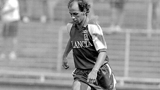 Anfang der 90er war das italienische Atomobil-Unternehmen Lancia der Löwen-Sponsor. Für zwei Spielzeiten trugen die Löwen das Logo auf den Trikots. Auch "Doppeldusch" und der Kleidungshersteller "Hedos" sponsorten die Löwen für zwei Spielzeiten. Hier kickt Reiner Maurer 1992 im Grünwalder Stadion. Von 1989 bis 1995 spielte er bei den Löwen. Anfang der 90er war das italienische Atomobil-Unternehmen Lancia der Löwen-Sponsor. Für zwei Spielzeiten trugen die Löwen das Logo auf den Trikots. Auch "Doppeldusch" und der Kleidungshersteller "Hedos" sponsorten die Löwen für zwei Spielzeiten. Hier kickt Reiner Maurer 1992 im Grünwalder Stadion. Von 1989 bis 1995 spielte er bei den Löwen.