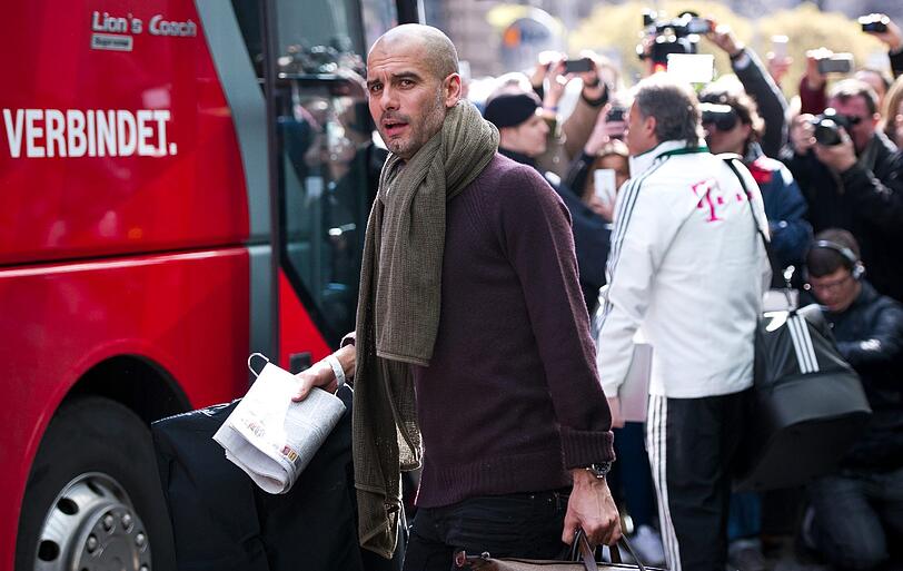 Müde Bayern-Spieler schleppen sich nach einer kurzen Nacht zum Mannschaftsbus.