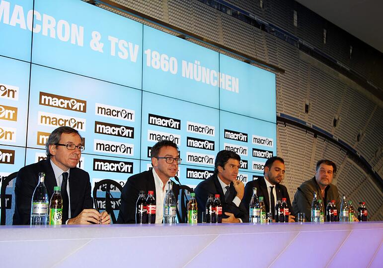 Der TSV 1860 präsentiert seinen neuen Ausrüster Macron.