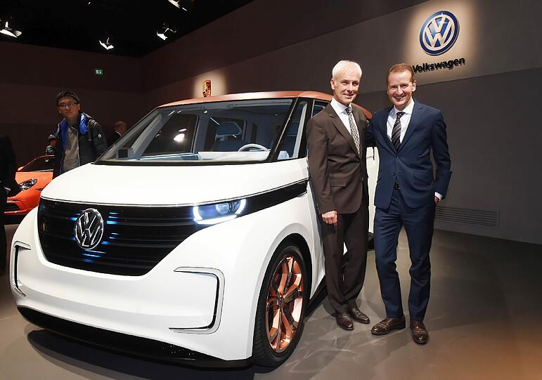Matthias Müller (l), Vorstandsvorsitzender von Volkswagen und Herbert Diess, VW-Markenvorstand, vor einem VW Budd-e