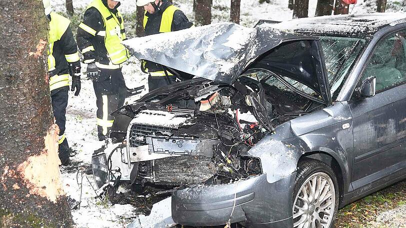 Über Stunden blieb die Staatsstraße für die Bergung der Wracks gesperrt.