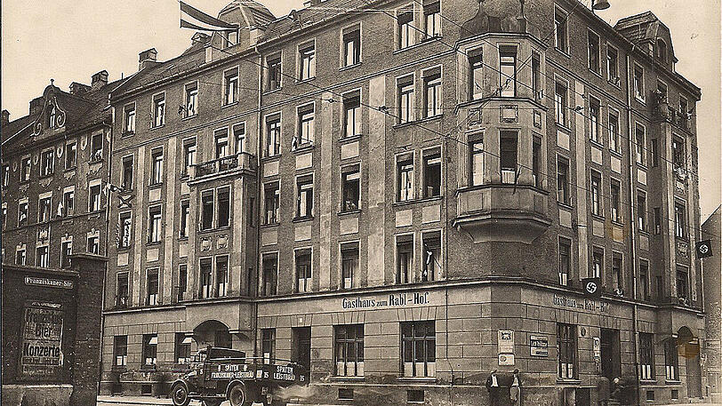 1941: Hakenkreuz-Fahnen am Rabl-Hof in der Rablstraße.
