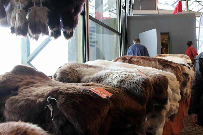 Kuschlige Fell-Unterlagen: Bei der Hundeausstellung gibt's auch allerlei Ausstattung für die Vierbeiner.