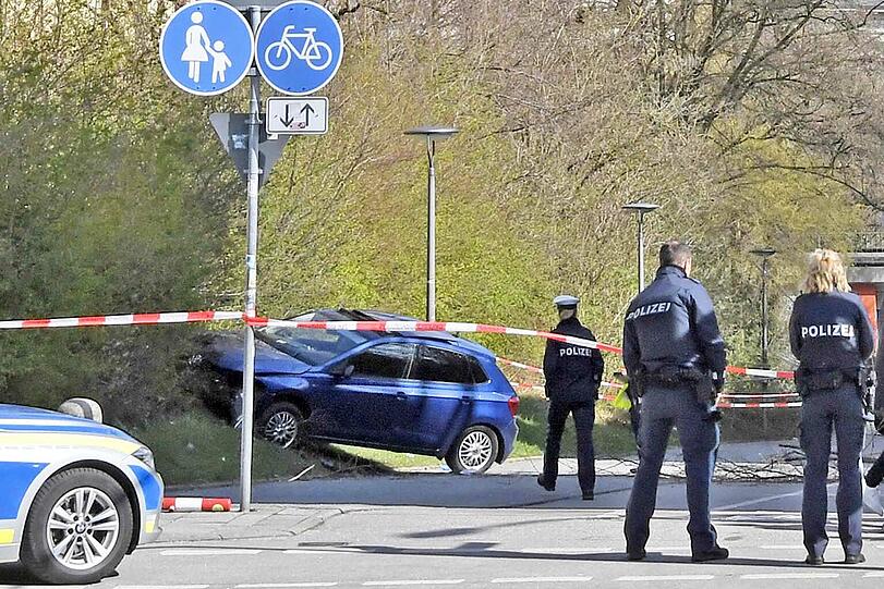 Das Auto durchbrach einen Zaun und erfasste anschließend einen Fußgänger, der schwer verletzt wurde.