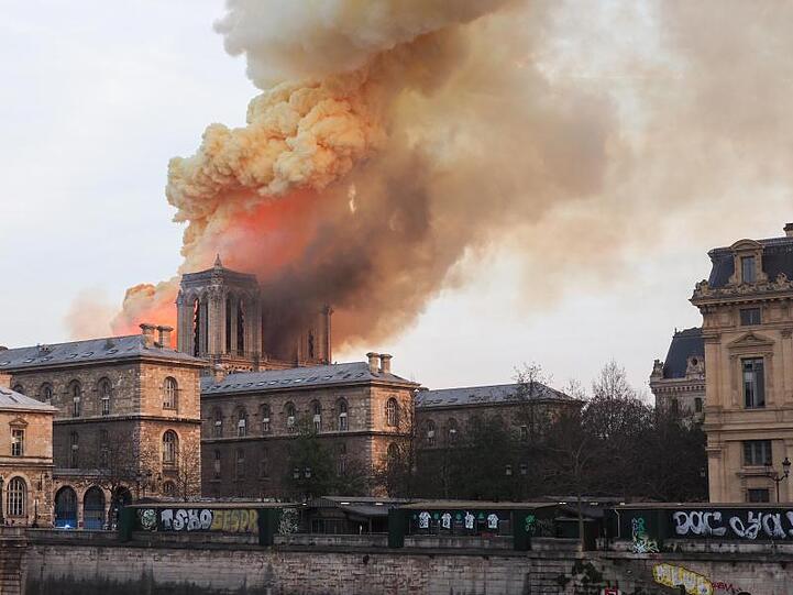 Eine riesige Rauchsäule steht über der Pariser Kathedrale Notre-Dame.