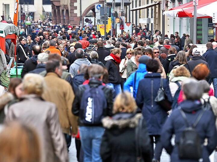 Passanten flanieren durch eine Fußgängerzone und bummeln an den Schaufenstern vorbei. Knapp zwei Drittel der befragten Bundesbürger bewerteten ihre finanzielle Situation der Umfrage zufolge als komfortabel.