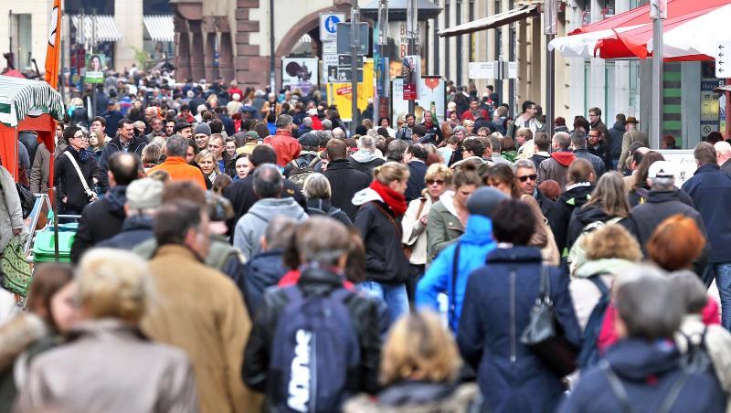 Passanten flanieren durch eine Fußgängerzone und bummeln an den Schaufenstern vorbei. Knapp zwei Drittel der befragten Bundesbürger bewerteten ihre finanzielle Situation der Umfrage zufolge als komfortabel. Passanten flanieren durch eine Fußgängerzone und bummeln an den Schaufenstern vorbei. Knapp zwei Drittel der befragten Bundesbürger bewerteten ihre finanzielle Situation der Umfrage zufolge als komfortabel.