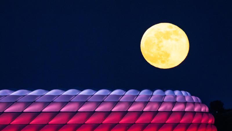 Der Vollmond geht hinter der beleuchteten Allianz-Arena auf. Foto: Peter Kneffel/dpa/Archivbild Der Vollmond geht hinter der beleuchteten Allianz-Arena auf. Foto: Peter Kneffel/dpa/Archivbild