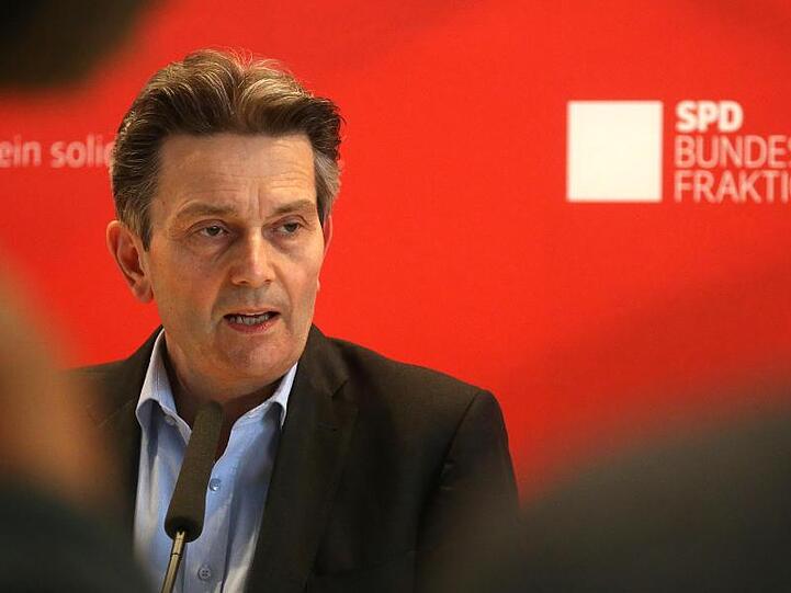 "Auch in meiner Heimatstadt Köln beobachte ich, dass die Grünen eine Politik machen, die sehr auf die eigene Klientel zugeschnitten ist. Wir Sozialdemokraten wollen strukturelle Veränderungen, aber wir wollen sie so umsetzen, dass wir möglichst jeden mitnehmen und nicht nur bestimmte, meist finanziell privilegierte Gruppen", sagt Mützenich.
