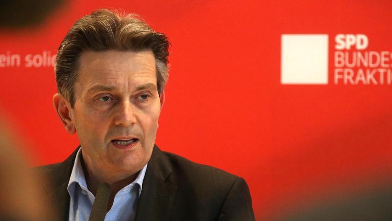 "Auch in meiner Heimatstadt Köln beobachte ich, dass die Grünen eine Politik machen, die sehr auf die eigene Klientel zugeschnitten ist. Wir Sozialdemokraten wollen strukturelle Veränderungen, aber wir wollen sie so umsetzen, dass wir möglichst jeden mitnehmen und nicht nur bestimmte, meist finanziell privilegierte Gruppen", sagt Mützenich. "Auch in meiner Heimatstadt Köln beobachte ich, dass die Grünen eine Politik machen, die sehr auf die eigene Klientel zugeschnitten ist. Wir Sozialdemokraten wollen strukturelle Veränderungen, aber wir wollen sie so umsetzen, dass wir möglichst jeden mitnehmen und nicht nur bestimmte, meist finanziell privilegierte Gruppen", sagt Mützenich.