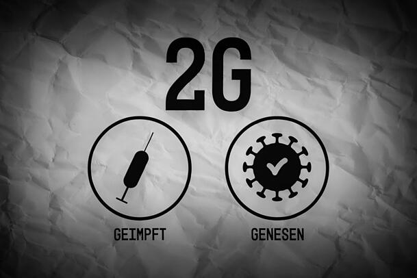 Ein zerknitterter Zettel in einem Geschäft, der die 2G-Regel erklärt.