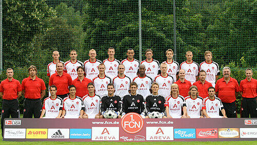 Hinten von links: Peer Kluge, Javier Pinola, Andreas Wolf, Marek Mintal, Jaouhar Mnari, Jacques Abardonado, Pascal Bieler, Michael Kammermeyer, Daniel Gygax. Mitte von links: Trainer Thomas von Heesen, Co-Trainer Michael Oenning, Torwarttrainer Adam Matysek, Reha-Trainer Andreas Beck, Dominik Reinhardt, Robert Vittek, José Goncalves, Peter Perchtold, Team-Arzt Matthias Brem, Physio Sven Brechetsbauer, Zeugwart Günter Vogt, Physio Ralf Scheuchl. Vorne von links: Juri Judt, Chhunly Pagenburg, Angelos Charisteas, Daniel Klewer, Raphael Schäfer, Alexander Stephan, Marco Engelhardt, Mario Breska, Ioannis Masmanidis. Hinten von links: Peer Kluge, Javier Pinola, Andreas Wolf, Marek Mintal, Jaouhar Mnari, Jacques Abardonado, Pascal Bieler, Michael Kammermeyer, Daniel Gygax. Mitte von links: Trainer Thomas von Heesen, Co-Trainer Michael Oenning, Torwarttrainer Adam Matysek, Reha-Trainer Andreas Beck, Dominik Reinhardt, Robert Vittek, José Goncalves, Peter Perchtold, Team-Arzt Matthias Brem, Physio Sven Brechetsbauer, Zeugwart Günter Vogt, Physio Ralf Scheuchl. Vorne von links: Juri Judt, Chhunly Pagenburg, Angelos Charisteas, Daniel Klewer, Raphael Schäfer, Alexander Stephan, Marco Engelhardt, Mario Breska, Ioannis Masmanidis.
