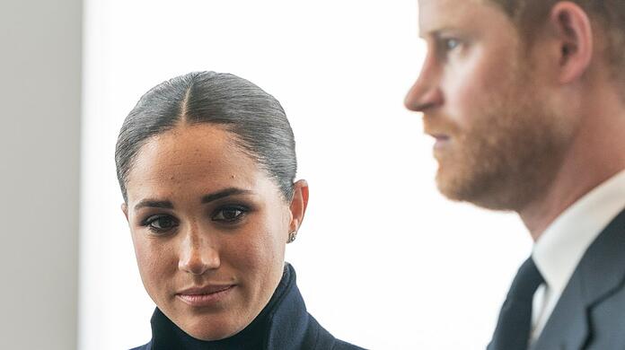Schlechte Nachrichten für Herzogin Meghan und Prinz Harry: Ihr nächstes Netflix-Projekt soll sich wegen des Streiks verzögern.