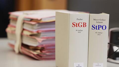Gerichtsakten und Bücher zu Strafgesetzbuch und Strafprozessordnung.