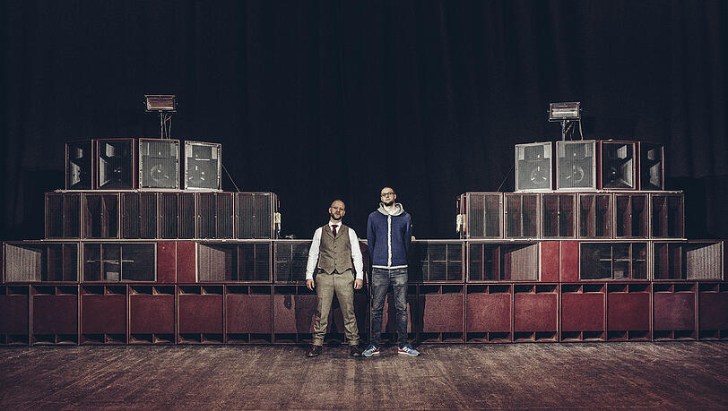 Lassen mit ihrer Musik auch mal die Luft erzittern: Jakob (r.) und Bene von Schlachthofbronx. Lassen mit ihrer Musik auch mal die Luft erzittern: Jakob (r.) und Bene von Schlachthofbronx.