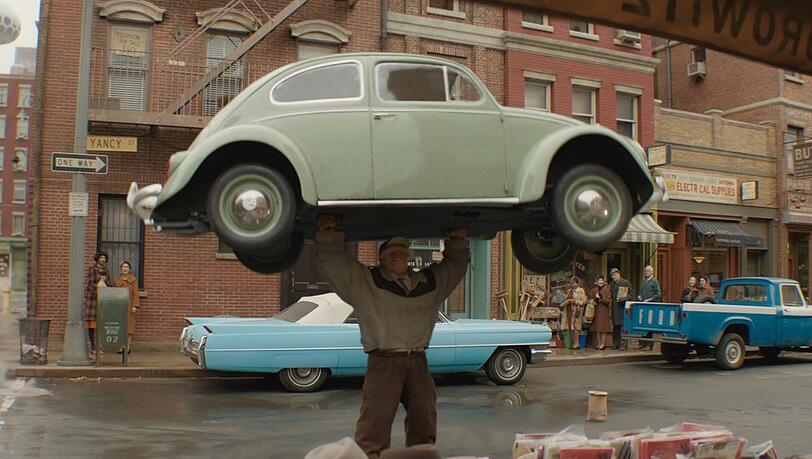 Perfekte Studio-Illusion: Ebon Moss-Bachrach als The Thing auf dem New-York-Set von "The Fantastic Four: First Steps".