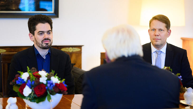 Berlin: Lahav Shani (links), zukünftiger Chefdirigent der Münchner Philharmoniker, mit Florian Wiegand (re.), Intendant der Münchner Philharmoniker bei Bundespräsident Frank-Walter Steinmeier im Schloss Bellevue.