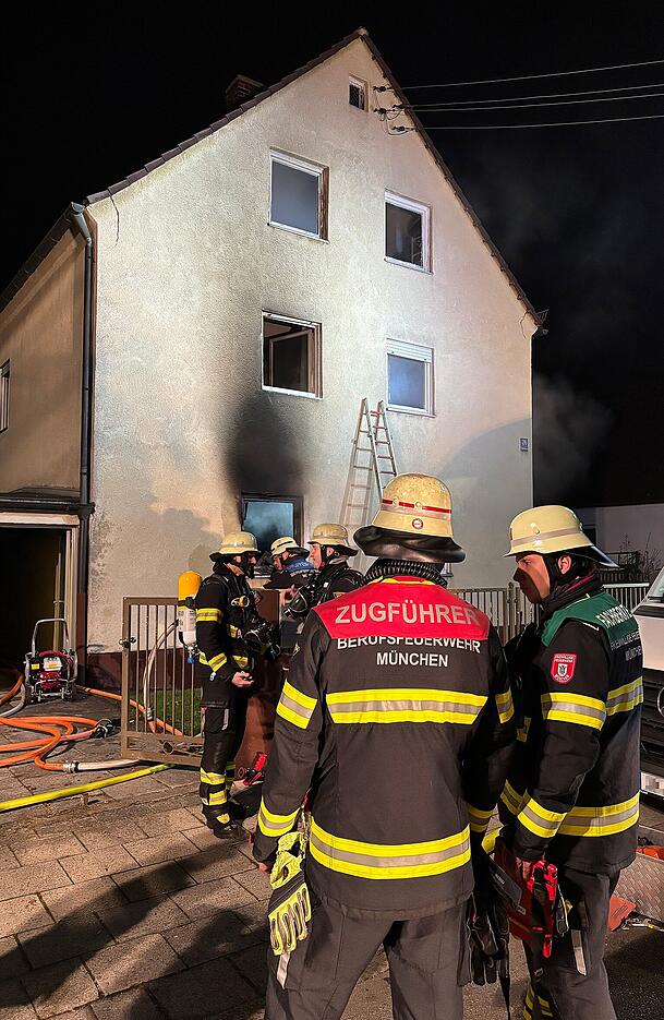 Die Höhe des Sachschadens liegt laut Feuerwehr "im sechsstelligen Bereich". Die Höhe des Sachschadens liegt laut Feuerwehr "im sechsstelligen Bereich".