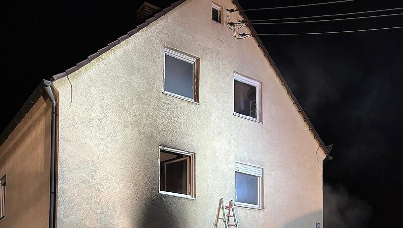 Die Höhe des Sachschadens liegt laut Feuerwehr "im sechsstelligen Bereich". Die Höhe des Sachschadens liegt laut Feuerwehr "im sechsstelligen Bereich".