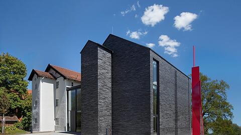 Museumskomplex in Penzberg: Zum denkmalgesch&uuml;tzten ehemaligen &bdquo;Werkshaus&ldquo; kam vor zehn Jahren ein dunkler Zwillingsbau dazu. Dieser Anbau ist im Juni vor zehn Jahren er&ouml;ffnet worden.