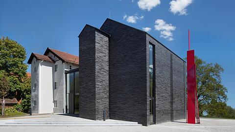 Museumskomplex in Penzberg: Zum denkmalgesch&uuml;tzten ehemaligen &bdquo;Werkshaus&ldquo; kam vor zehn Jahren ein dunkler Zwillingsbau dazu. Dieser Anbau ist im Juni vor zehn Jahren er&ouml;ffnet worden.