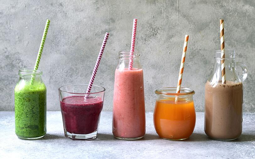 Smoothies k&ouml;nnen beim Entgiften, Aufwachen oder Muskelaufbau helfen. Wir haben zw&ouml;lf Geschmacksrichtungen in der Galerie zusammengestellt. Aber bitte denken Sie dran: F&uuml;gen Sie keinen Zucker hinzu und verwenden Sie nat&uuml;rliche Zutaten. Gefrorene Gem&uuml;se und Fr&uuml;chte sind absolut okay, sie sollten allerdings nicht verarbeitet sein. Viel Spa&szlig; beim Mixen und Genie&szlig;en!
