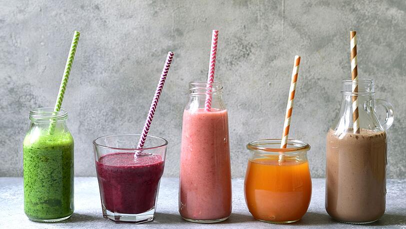 Smoothies können beim Entgiften, Aufwachen oder Muskelaufbau helfen. Wir haben zwölf Geschmacksrichtungen in der Galerie zusammengestellt. Aber bitte denken Sie dran: Fügen Sie keinen Zucker hinzu und verwenden Sie natürliche Zutaten. Gefrorene Gemüse und Früchte sind absolut okay, sie sollten allerdings nicht verarbeitet sein. Viel Spaß beim Mixen und Genießen! Smoothies können beim Entgiften, Aufwachen oder Muskelaufbau helfen. Wir haben zwölf Geschmacksrichtungen in der Galerie zusammengestellt. Aber bitte denken Sie dran: Fügen Sie keinen Zucker hinzu und verwenden Sie natürliche Zutaten. Gefrorene Gemüse und Früchte sind absolut okay, sie sollten allerdings nicht verarbeitet sein. Viel Spaß beim Mixen und Genießen!