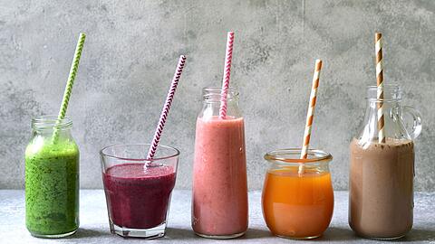 Smoothies k&ouml;nnen beim Entgiften, Aufwachen oder Muskelaufbau helfen. Wir haben zw&ouml;lf Geschmacksrichtungen in der Galerie zusammengestellt. Aber bitte denken Sie dran: F&uuml;gen Sie keinen Zucker hinzu und verwenden Sie nat&uuml;rliche Zutaten. Gefrorene Gem&uuml;se und Fr&uuml;chte sind absolut okay, sie sollten allerdings nicht verarbeitet sein. Viel Spa&szlig; beim Mixen und Genie&szlig;en!