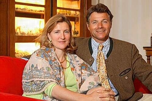 Feierten mit 40 Gästen, als das Feuer ausbrach: Robert Freiherr von Süsskind mit Gattin Sabine.