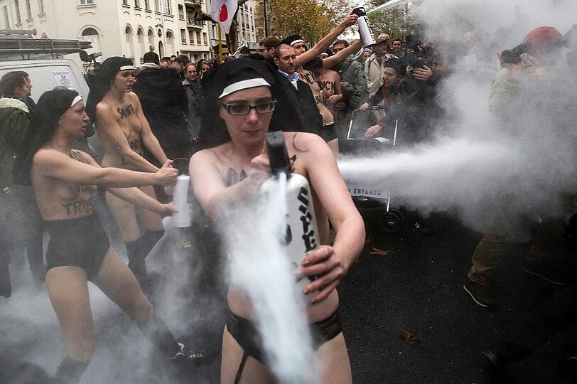 In Paris demonstrierten Aktivistinnen für die Rechte Homosexueller und deren Unterdrückung.