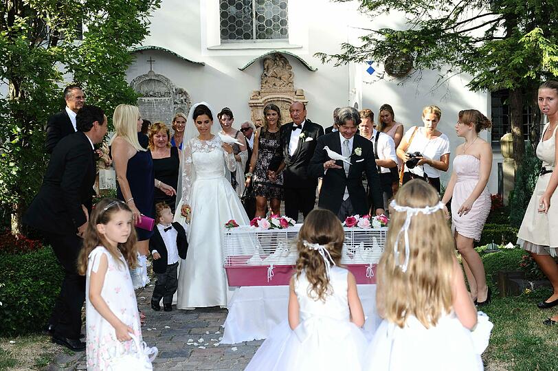 Wei?e Tauben dürfen bei einer Traum-Hochzeit nicht fehlen.